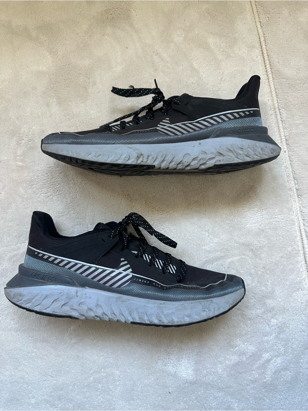 Nike Men's Black and Gray Running Shoes